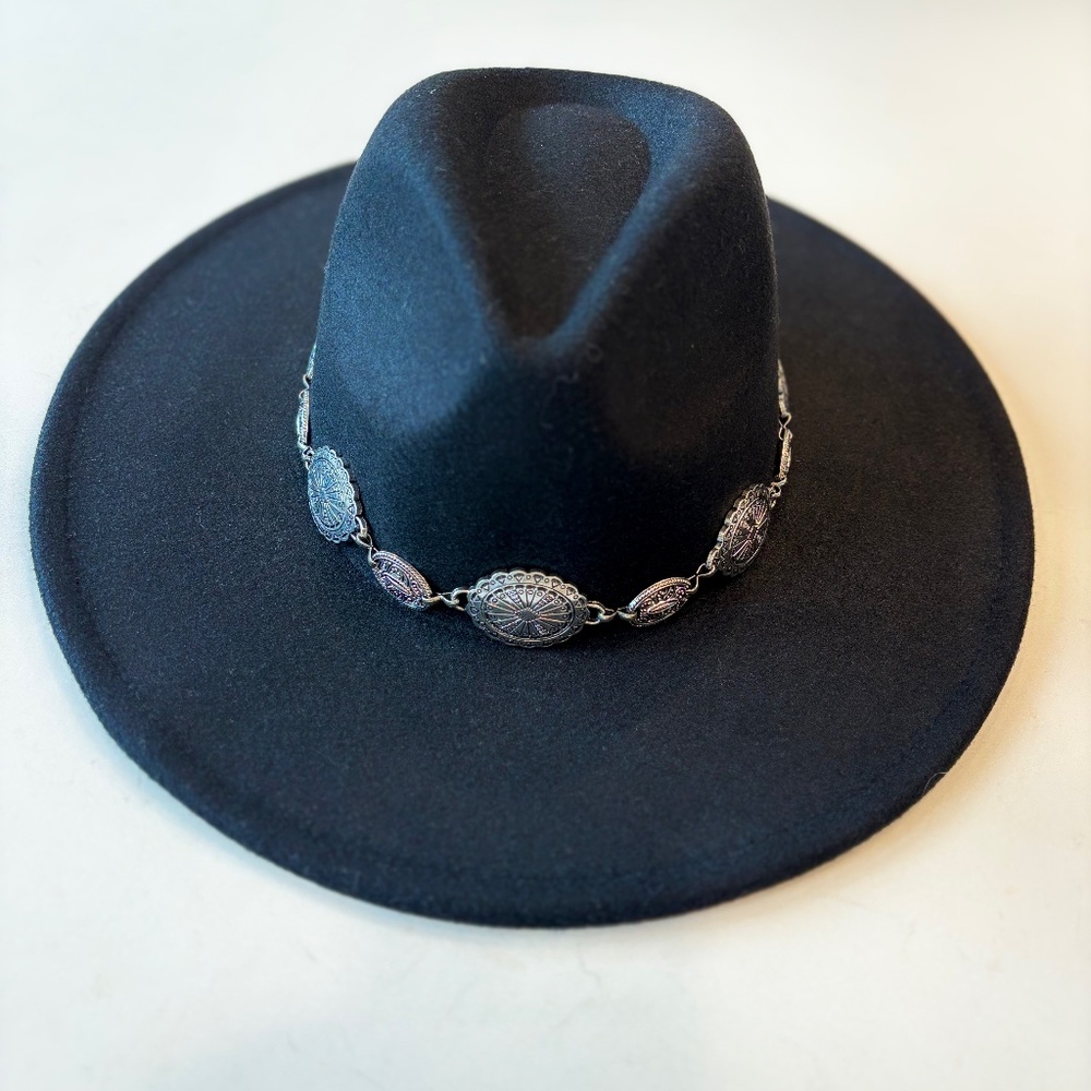 Black Wide-Brim Felt Hat with Silver Concho Band – Western/Boho Style
